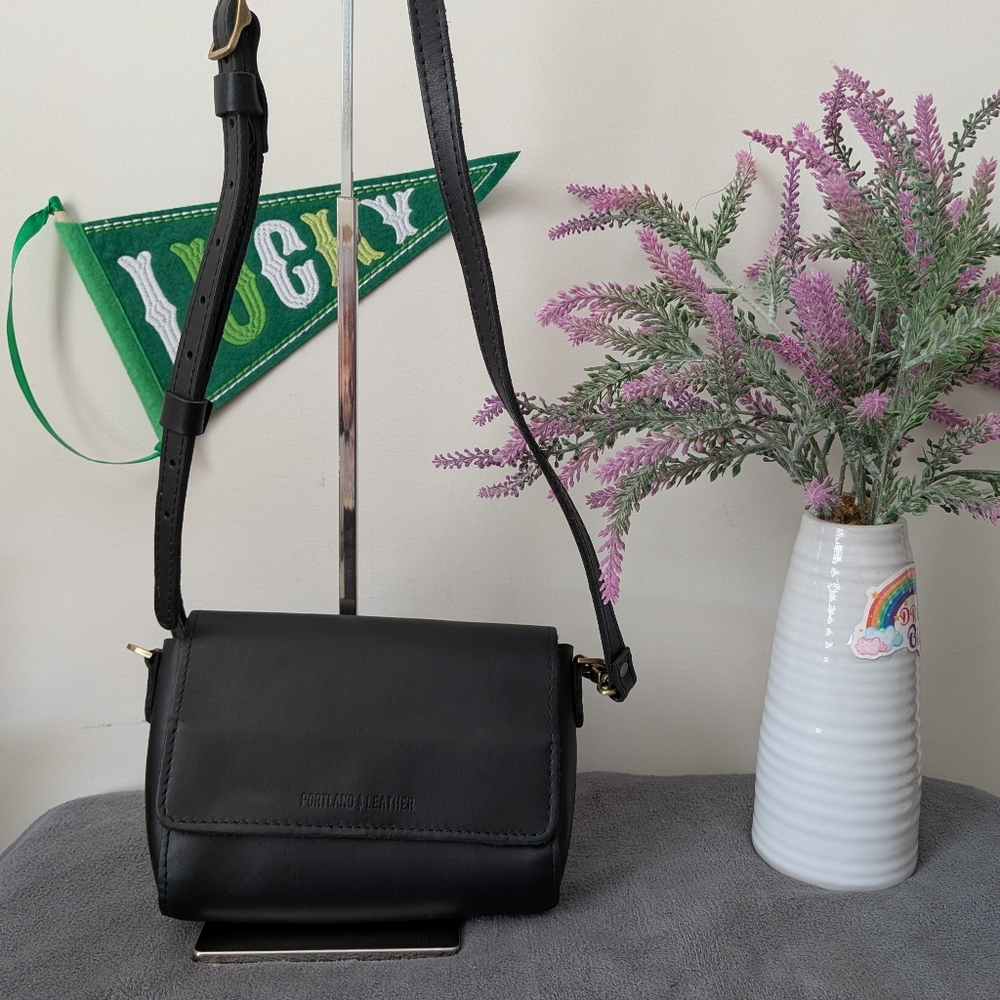 Portland Leather Goods Metro Crossbody In Black